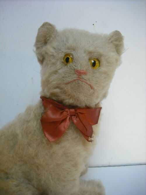 1930's SEATED CAT. WOOL PLUSH. GLASS EYES.  FABULOUS EXPRESSION !!