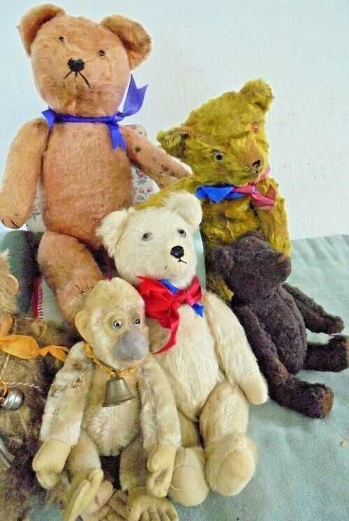 GRANS OLD BEARS Group lot of 5 straw-filled antique Teddy Bears + 2 old monkeys