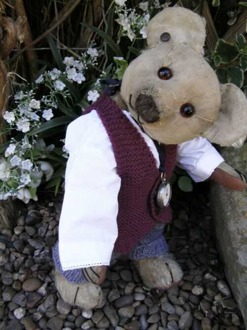 Adorable worn 1930s Chad Valley bear with rusty earbutton