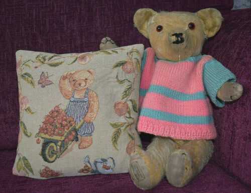 Vintage 1930's Merrythought bear with foot label. Age related wear. 15