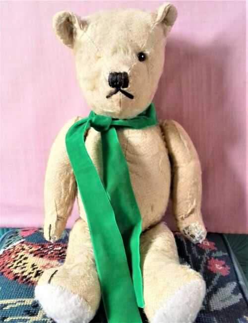 Very sweet threadbare 1940s bear looking for new home