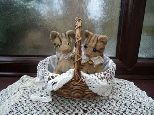Delightful pair old vintage mohair Steiff Susi cats in basket loved but adorable